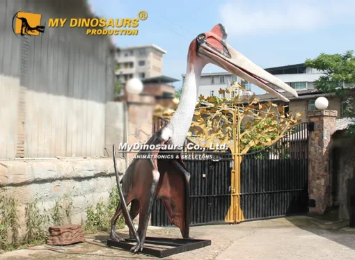 Realistic Quetzalcoatlus model with long beak and crest